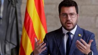 Pere Aragonès, con gesto expresivo, pronunciándose ayer martes desde la Galería Gótica del Palau.