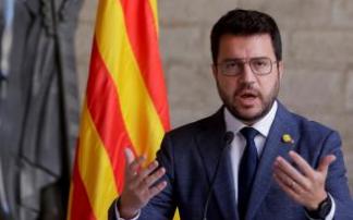 Pere Aragonès, con gesto expresivo, pronunciándose ayer martes desde la Galería Gótica del Palau. Pere Aragonès, con gesto expresivo, pronunciándose ayer martes desde la Galería Gótica del Palau.