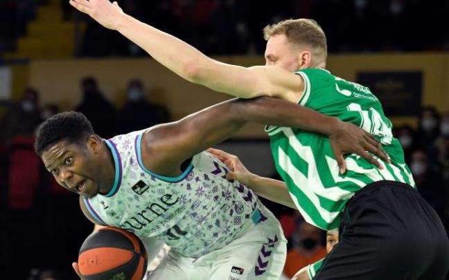 Ángel Delgado superó en muchas ocasiones a Anzejs Pasecniks en el duelo en la zona.