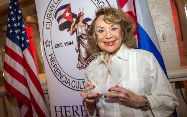 Delia Fiallo en 2018 cuando recibió el Premio Herencia 2018 en Miami Delia Fiallo en 2018 cuando recibió el Premio Herencia 2018 en Miami
