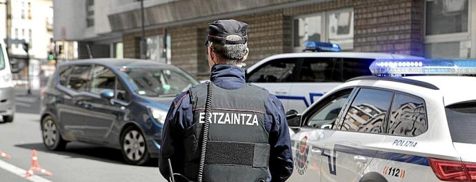 Un agente de la Ertzaintza en el centro de la capital alavesa. Foto: DNA