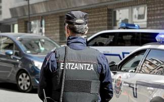 Un agente de la Ertzaintza en el centro de la capital alavesa. Foto: DNA