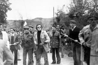 Stefano Delle Chiaie (en el centro de la fotografía, con bigote), durante los sucesos de Montejurra en 1976, en los que lideraba un grupo de mercenarios.