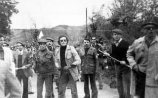 Stefano Delle Chiaie (en el centro de la fotografía, con bigote), durante los sucesos de Montejurra en 1976, en los que lideraba un grupo de mercenarios. Stefano Delle Chiaie (en el centro de la fotografía, con bigote), durante los sucesos de Montejurra en 1976, en los que lideraba un grupo de mercenarios.