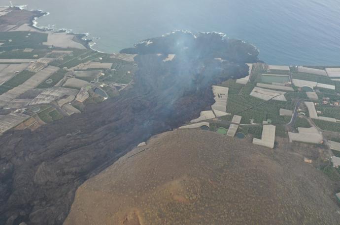 Imagen del delta creado por la lava al llegar al mar.