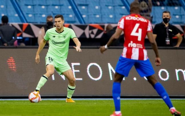 De Marcos controla un balón en el partido de semifinales ante el Atlético de Madrid. De Marcos controla un balón en el partido de semifinales ante el Atlético de Madrid.