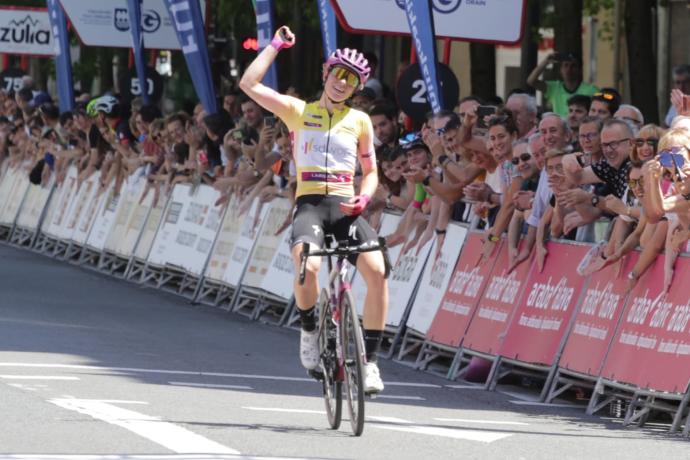 Demi Vollering se adjudica la etapa donostiarra de la Itzulia, este domingo en el Boulevard.