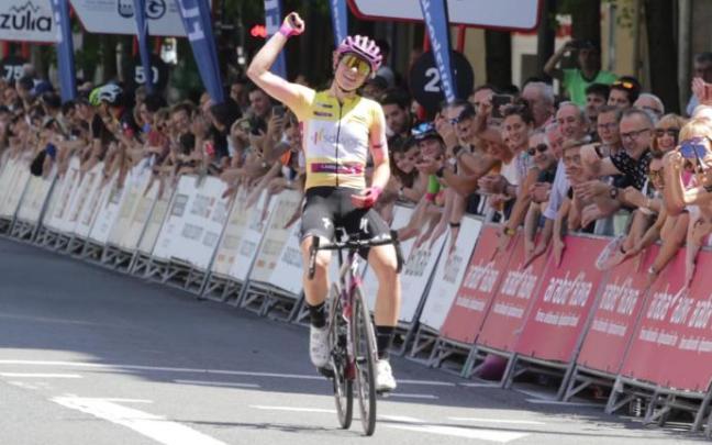 Demi Vollering se adjudica la etapa donostiarra de la Itzulia, este domingo en el Boulevard. Demi Vollering se adjudica la etapa donostiarra de la Itzulia, este domingo en el Boulevard.