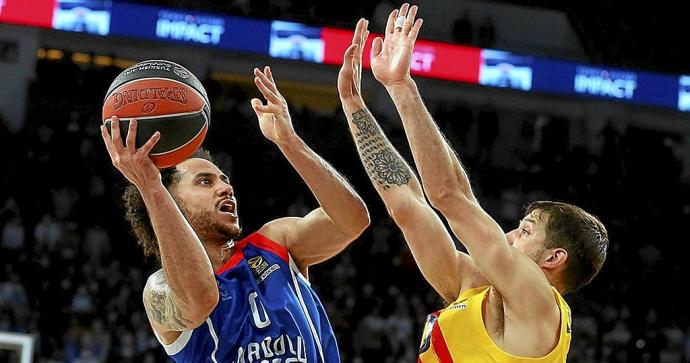 Larkin trata de sortear la intimidación de Laprovittola para lanzar a canasta en un Efes-Barcelona. Fotos: Euroliga