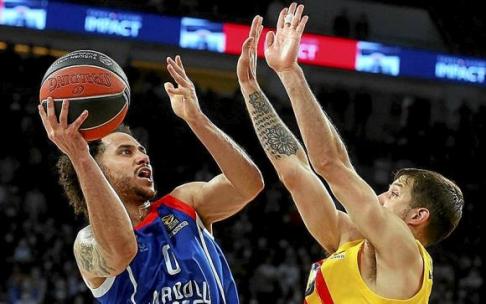 Larkin trata de sortear la intimidación de Laprovittola para lanzar a canasta en un Efes-Barcelona. Fotos: Euroliga