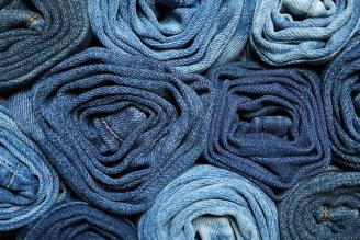 El 'denim' es un tipo de tela resistente que está hecha principalmente de algodón.