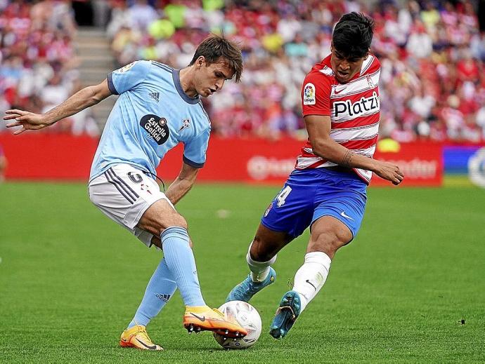 Denis Suárez disputa un balón con Matías Arezo durante el último choque entre el Granada y el Celta en Los Cármenes. Foto: Efe