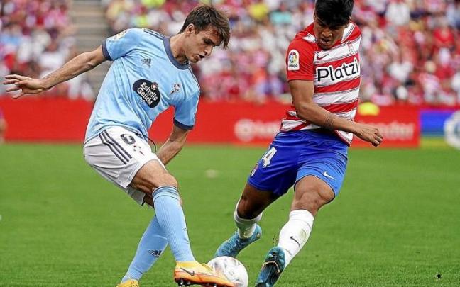 Denis Suárez disputa un balón con Matías Arezo durante el último choque entre el Granada y el Celta en Los Cármenes. Foto: Efe Denis Suárez disputa un balón con Matías Arezo durante el último choque entre el Granada y el Celta en Los Cármenes. Foto: Efe