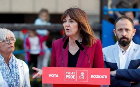 Idoia Mendia, con el delegado del Gobierno en la CAV, Denis Itxaso.