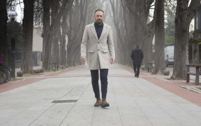 Denis Itxaso, frente a la Delegación del Gobierno español en Gasteiz. Denis Itxaso, frente a la Delegación del Gobierno español en Gasteiz.