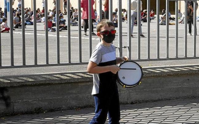 Alumnos en el patio del colegio Miguel de Cervantes durante una protesta para pedir más monitores en el comedor. Foto: Alex Larretxi