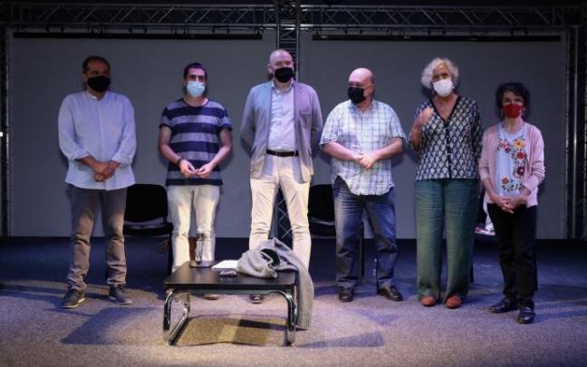 De izquierda a derecha, Agus Hernan, Txema Matanzas, Aitzol Asla, Emilio Olabarria, Garbiñe Biurrun y Teresa Toda. De izquierda a derecha, Agus Hernan, Txema Matanzas, Aitzol Asla, Emilio Olabarria, Garbiñe Biurrun y Teresa Toda.
