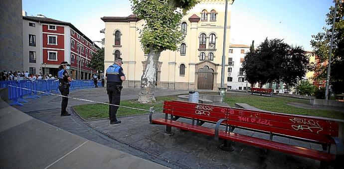 La Plaza de Corazonistas quedó cerrada ayer y fuertemente vigilada desde primeras horas de la noche por agentes de policía local y foral. Foto: Javier Bergasa