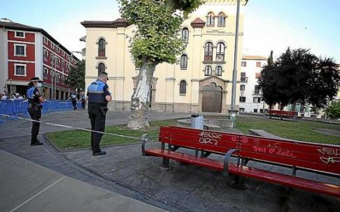 La Plaza de Corazonistas quedó cerrada ayer y fuertemente vigilada desde primeras horas de la noche por agentes de policía local y foral. Foto: Javier Bergasa