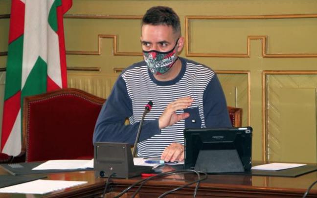 El regidor de Mundaka, Mikel Bilbao, durante una sesión plenaria.