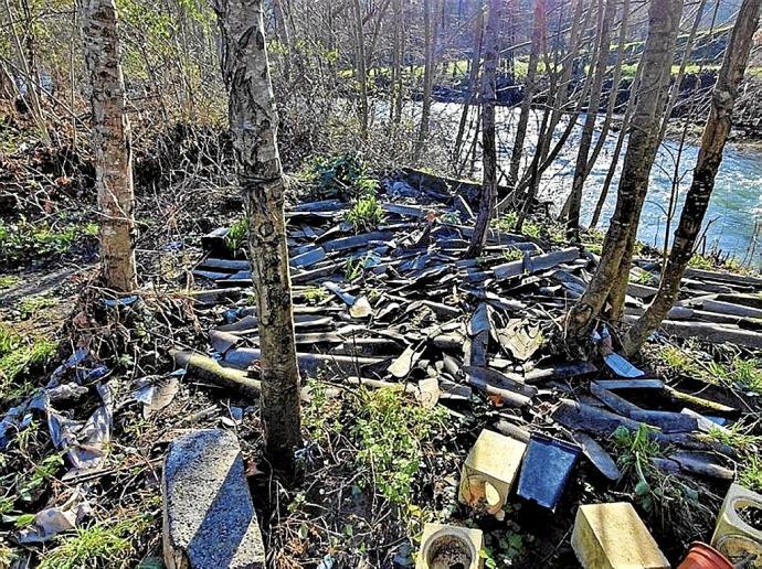 Restos de uralita apilados en la margen del río, en Zestoa. Foto: Eguzki