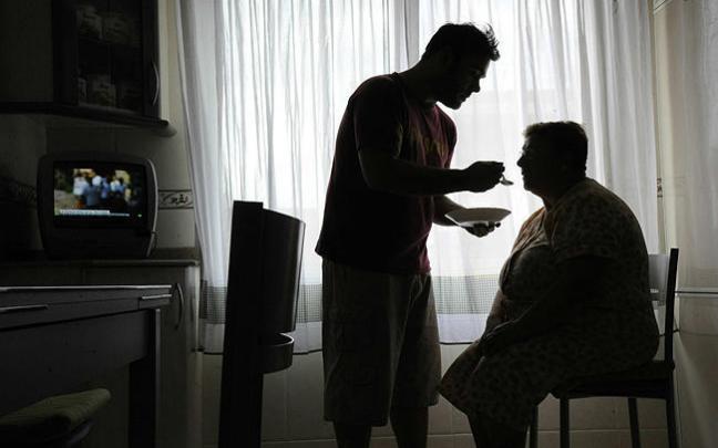 Más de 2.000 personas han fallecido este año en listas de espera de la dependencia en Euskadi Más de 2.000 personas han fallecido este año en listas de espera de la dependencia en Euskadi