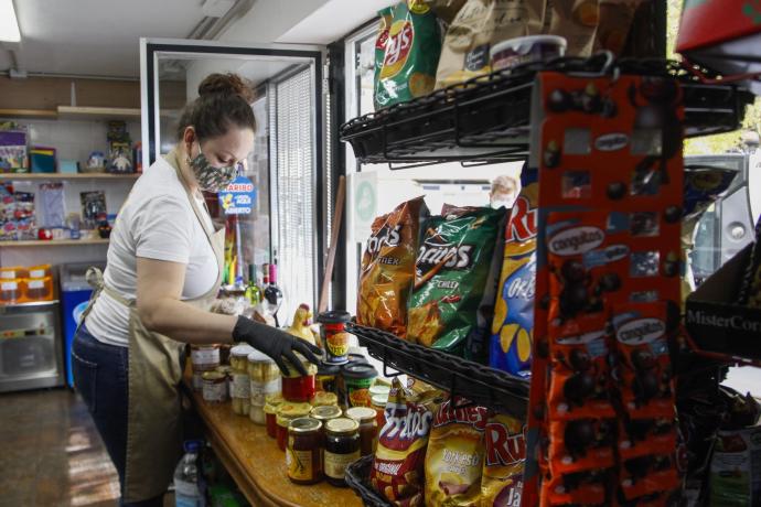 Dependienta en una tienda de alimentación en Gasteiz.