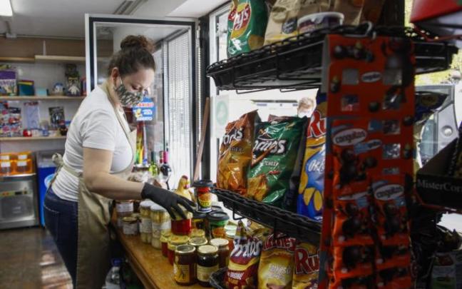 Dependienta en una tienda de alimentación en Gasteiz. Dependienta en una tienda de alimentación en Gasteiz.