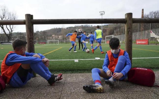 Varios chavales entrenan en las campas de Mallona, entrenamientos que, de momento, están permitidos. Varios chavales entrenan en las campas de Mallona, entrenamientos que, de momento, están permitidos.