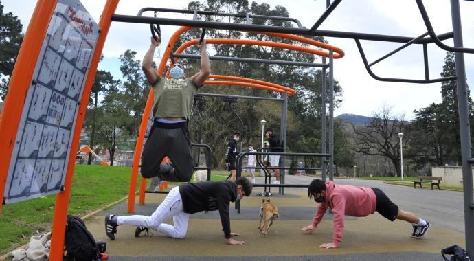 Varios jóvenes realizan calistenia en las instalaciones del parque de Sarriko, unas de las más usadas.