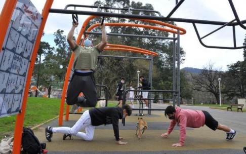 Varios jóvenes realizan calistenia en las instalaciones del parque de Sarriko, unas de las más usadas. Varios jóvenes realizan calistenia en las instalaciones del parque de Sarriko, unas de las más usadas.
