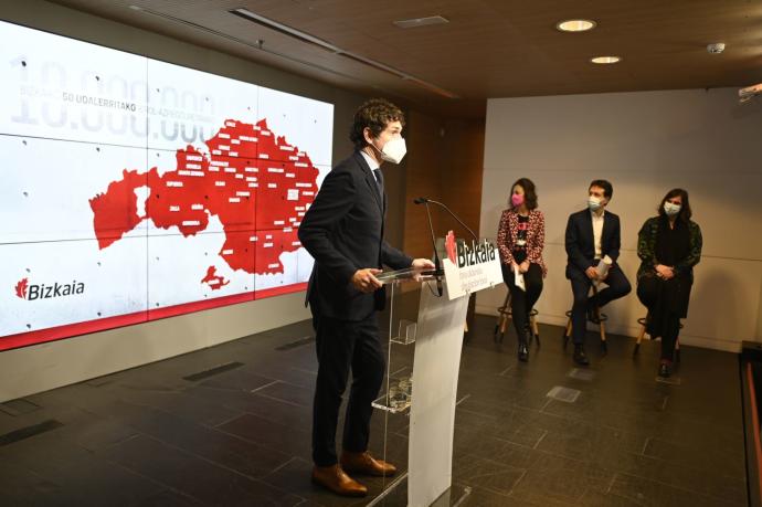 El diputado general con Lorea Bilbao, Asier Iragorri y Aitziber Oliban, en la presentación de las ayudas