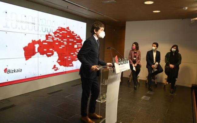 El diputado general con Lorea Bilbao, Asier Iragorri y Aitziber Oliban, en la presentación de las ayudas