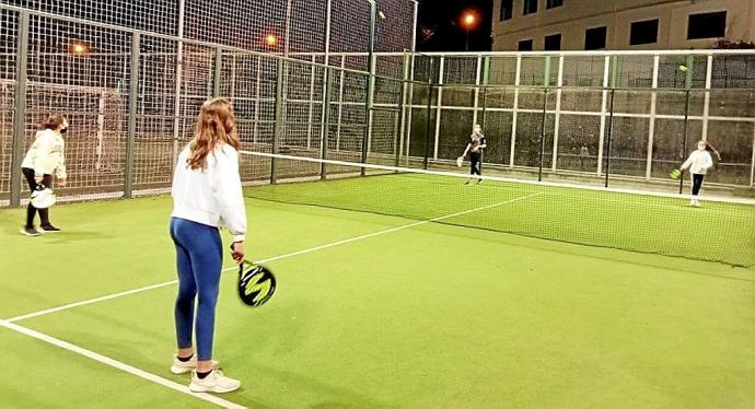 Cuatro chicas de Azkoitia juegan a pádel durante una de las sesiones del nuevo programa deportivo. Foto: N.G.