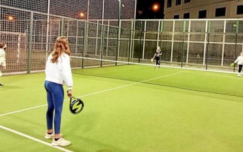 Cuatro chicas de Azkoitia juegan a pádel durante una de las sesiones del nuevo programa deportivo. Foto: N.G.