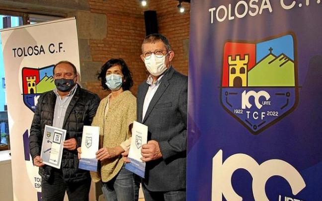 Imanol Esnaola e Iñaki Arratibel, miembros de la comisión organizadora, ayer junto a la alcaldesa. Imanol Esnaola e Iñaki Arratibel, miembros de la comisión organizadora, ayer junto a la alcaldesa.