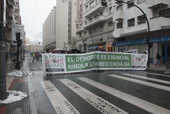 Manifestación en defensa del deporte escolar en Vitoria.