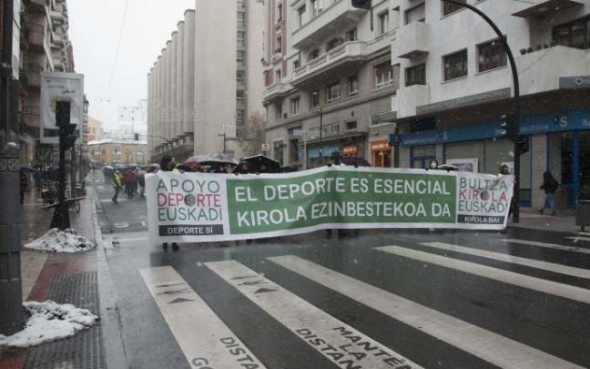 Manifestación en defensa del deporte escolar en Vitoria.