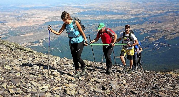 Excursiones en montaña con deportistas que necesitan de la ayuda de guías. Fotos: Cedidas