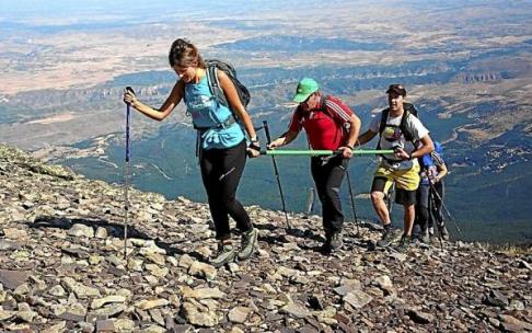 Excursiones en montaña con deportistas que necesitan de la ayuda de guías. Fotos: Cedidas