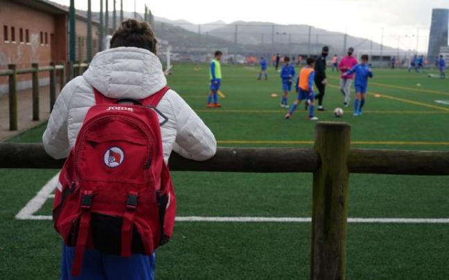 Un grupo de escolares durante una sesión de entrenamiento. Un grupo de escolares durante una sesión de entrenamiento.