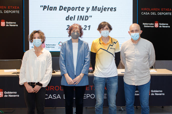 La representante del Instituto Navarro del Deporte, Begoña Echeverría, la consejera de Cultura y Deporte, Rebeca Esnaola, la piragüista Amaia Osaba,y el gerente de la Fundación Miguel Indurain Fundazioa, Erneto Modrego