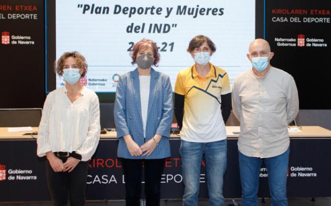 La representante del Instituto Navarro del Deporte, Begoña Echeverría, la consejera de Cultura y Deporte, Rebeca Esnaola, la piragüista Amaia Osaba,y el gerente de la Fundación Miguel Indurain Fundazioa, Erneto Modrego