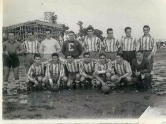 8 de julio de 1951. Alavés 1-0 Caudal de Mieres. Mendizorroza. De pie (izda. a dcha.): Salazar, Bardají II, Calderón, Lorenzo Ausina (entrenador), Erezuma, Valle, 'Cabido' y Félix Villaverde. Agachados (izda. a dcha.): 'Corta' I, Berecibar, 'Primi', Echev