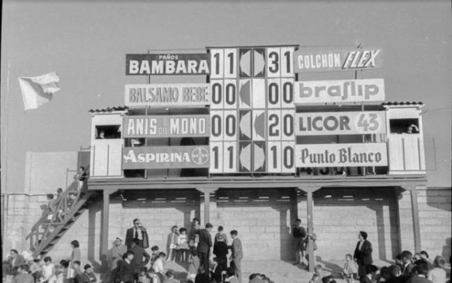 Aspecto del Marcador Simultáneo situado en uno de los Fondos (hoy Polideportivo) de Mendizorroza, junto a la valla en la que se colocaban –por orden de clasificación– todas las banderas de los rivales del Deportivo Alavés. Aspecto del Marcador Simultáneo situado en uno de los Fondos (hoy Polideportivo) de Mendizorroza, junto a la valla en la que se colocaban –por orden de clasificación– todas las banderas de los rivales del Deportivo Alavés.