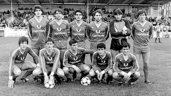 18 de noviembre de 1984. Estadio Román Suárez Puerta. Real Avilés-Deportivo Alavés (2-5). De pie (izda. a dcha.): Fernando Núñez, Larrañaga, Ocenda, López Rekarte, Iñaki Bergara y Galarraga. Agachados (izda. a dcha.): 'Juanjo', Manolo Peña, Madriñán, Valv