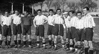 Uno de los equipos del Deportivo Alavés en la 'gloriosa' temporada 1929-30. (De izda. a dcha.): Olivares (no se le ve el rostro), Urquiri, Ibarrarán, Beristain, Ciriaco, Albéniz, Antero, Calero, 'Chomin' Rey, Crespo y Quincoces.