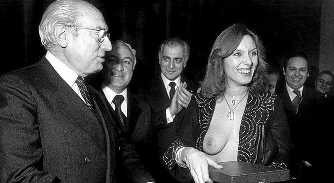 Enrique Tierno Galván, en esa fecha futuro alcalde de Madrid, y Susana Estrada, en una entrega de premios del diario madrileño 'Pueblo' el 14 de febrero de 1978. Foto: Marisa Flórez.