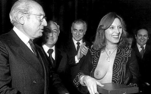 Enrique Tierno Galván, en esa fecha futuro alcalde de Madrid, y Susana Estrada, en una entrega de premios del diario madrileño 'Pueblo' el 14 de febrero de 1978. Foto: Marisa Flórez.
