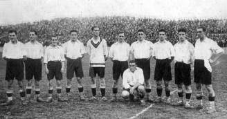 16 de octubre de 1927. Debut oficial del Deportivo Alavés en San Mamés. De pie (izda. a dcha.): Quincoces, Modesto Echevarría, Crespo, Unamuno, ‘Juanito’ Díaz, Patxi Errasti, Ciriaco, Roberto Echevarría, Albéniz y Antero. Agachado: Camio.